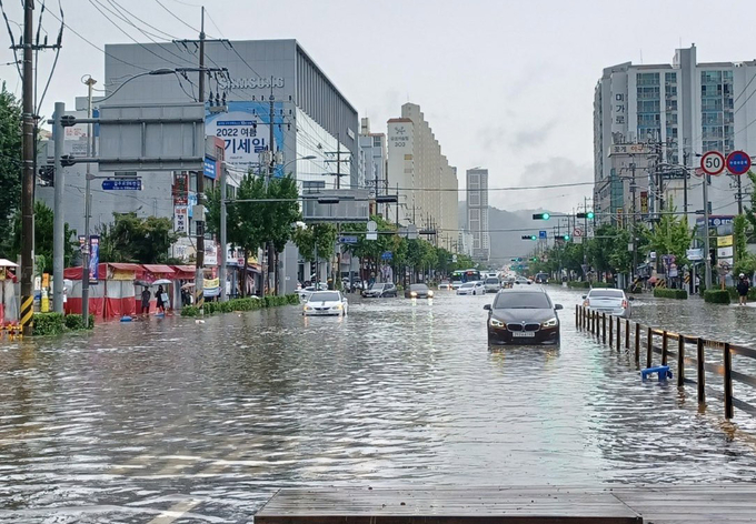 폭우로 침수된 도로 모습. ( 사진 = 연합뉴스 제공 )