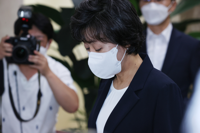 박순애 사회부총리 겸 교육부 장관이 8일 오후 여의도 교육시설안전원 1층 로비에서 긴급기자회견을 열고 사퇴 의사를 표명했다. (사진=연합뉴스 제공)