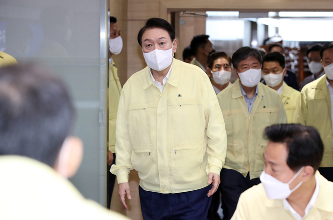  윤석열 대통령이 10일 오전 서울 정부서울청사 중앙재난안전상황실 서울상황센터에서 열린 하천홍수 및 도심침수 대책회의에 참석했다. (사진=연합뉴스 제공)