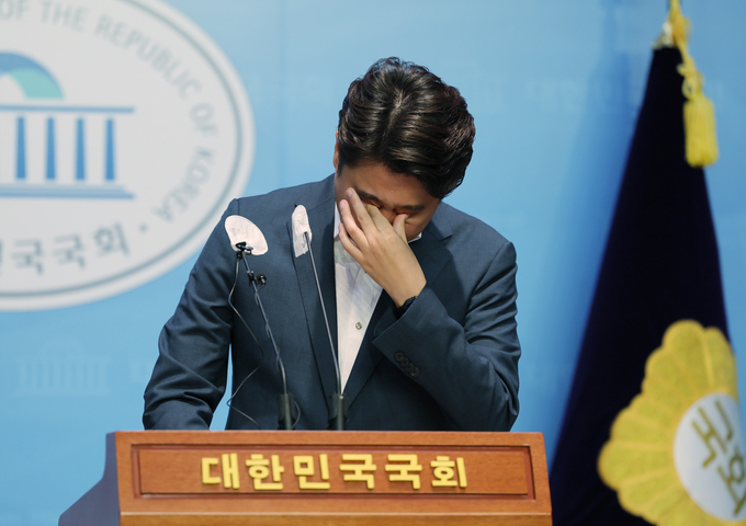 이준석 국민의힘 당 대표가 13일 국회 소통관에서 기자회견을 열고 발언을 하는 도중 눈물을 보였다. (사진=연합뉴스 제공)