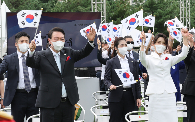  윤석열 대통령과 김건희 여사가 15일 서울 용산 대통령실 청사 잔디마당에서 열린 제77주년 광복절 경축식에서 만세삼창을 하고 있다. (사진=연합뉴스)