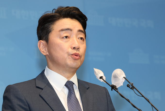 강훈식 더불어민주당 당 대표 후보가 15일 국회에서 긴급 기자회견을 열고 후보직 중도 사퇴의사를 밝혔다. (사진=연합뉴스 제공)