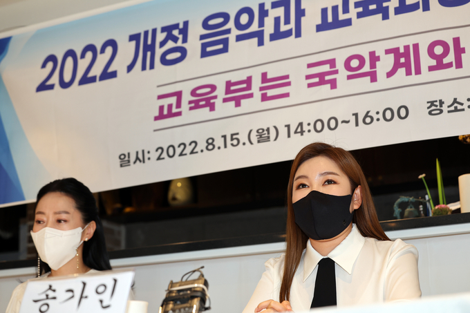 15일 오후 서울 용수산 비원점에서 전국국악교육자협의회 주최로 열린 '2022 개정 음악과 교육과정의 부당성 고발 및 약속 이행 촉구 성명서 발표 기자회견'에서 가수 송가인이 의견을 말하고 있다. (사진=연합뉴스 제공)