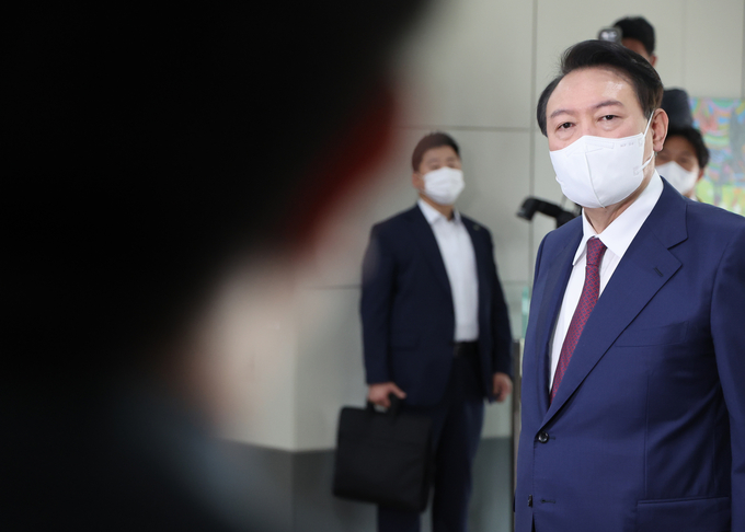 16일 취임 100일을 하루 앞둔 윤석열 대통령이 출근길 문답에서 발언하고 있다. (사진=연합뉴스 제공)