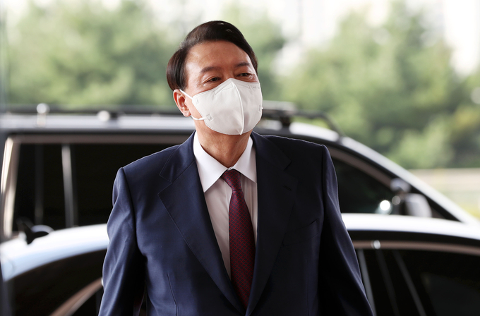 윤석열 대통령이 취임 100일 하루 앞둔 16일 오전 서울 용산 대통령실 청사로 출근하고 있다. (사진=연합뉴스 제공)