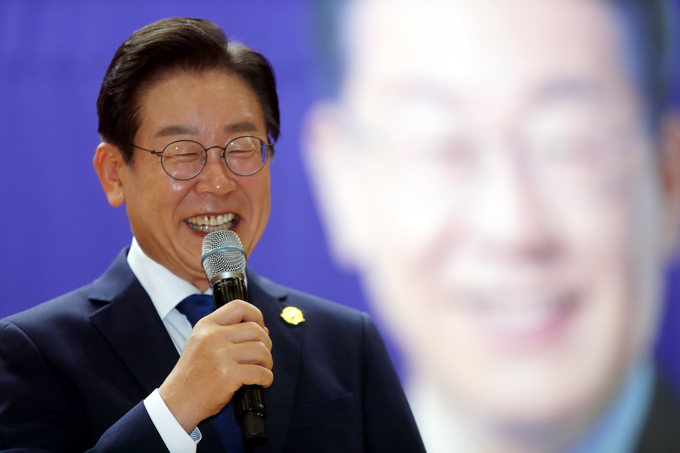 지난 16일 전북대에서 열린 '전북사랑 토크콘서트'에서 이재명 더불어민주당 당 대표 후보가 웃으며 발언하고 있다. (사진=연합뉴스 제공)
