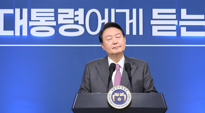 윤석열 대통령이 17일 서울 용산 대통령실 청사에서 열린 취임 100일 기자회견 '대통령에게 듣는다'에서 취재진의 질문을 받고 있다. (사진=연합뉴스 제공)