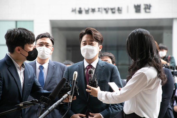 이준석 국민의힘 전 대표가 비상대책위원회 전환 및 비대위원장 효력정지 가처분 심문기일인 17일 오후 서울남부지방법원에 출석하며 기자들의 질문을 받고 있다. (사진=연합뉴스 제공)
