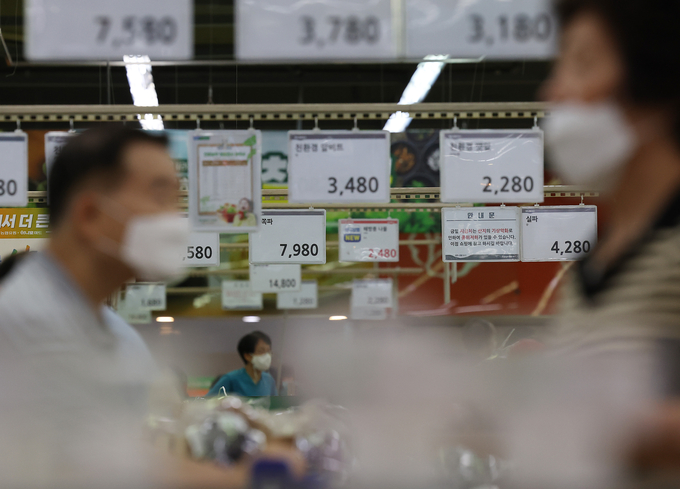 치솟는 물가에 서민 부담 증가. (사진=연합뉴스 제공)