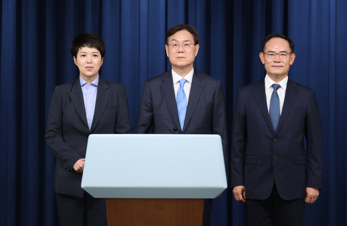 이관섭(가운데) 정책기획수석, 김은혜(왼쪽) 홍보수석, 임종득 국가안보실 2차장이 21일 용산 청사 브리핑룸에서 인선 발표 취재진과 만났다. (사진=연합뉴스 제공)