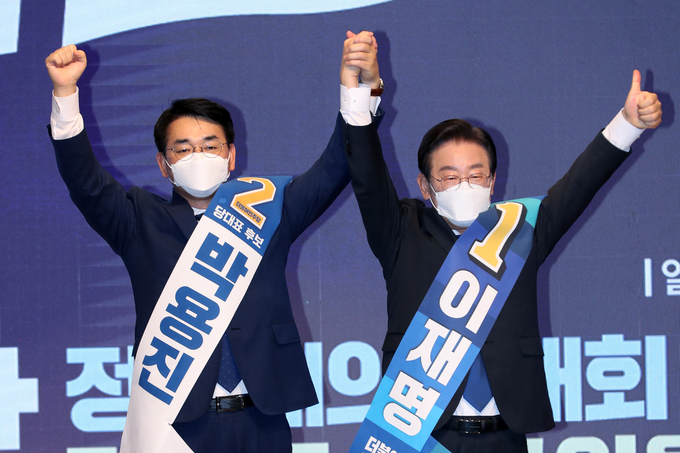 21일 오후 광주 김대중컨벤션센터에서 열린 더불어민주당 당 대표 및 최고위원 후보자 광주 합동연설회에서 이재명(오른쪽)·박용진 당 대표 후보가 인사하고 있다. (사진=연합뉴스 제공)
