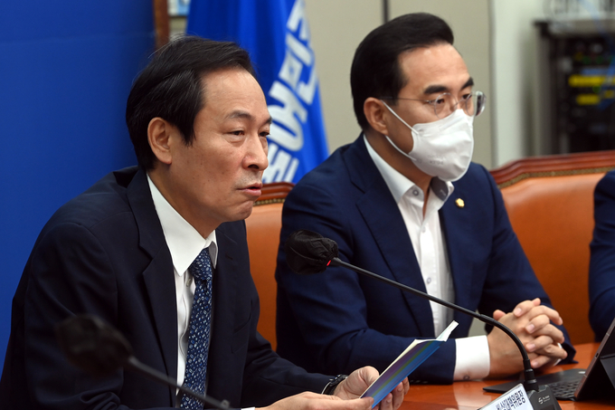 더불어민주당 우상호 비상대책위원장과 박홍근 원내대표가 22일 국회에서 열린 비상대책위원회의에서 대화하고 있다. (사진=연합뉴스 제공)