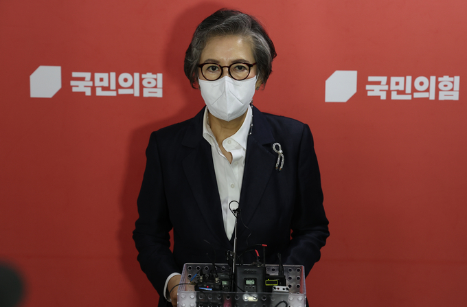 국민의힘 이양희 윤리위원장이 22일 오후 국회에서 열린 중앙당 윤리위원회 시작 전 입장을 발표하고 있다. (사진=연합뉴스 제공)