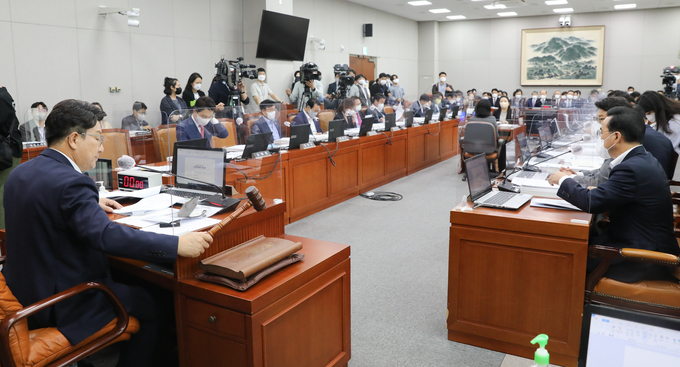권성동 운영위원장이 23일 서울 여의도 국회에서 열린 운영위원회 전체회의에서 의사봉을 두드리고 있다. (사진=연합뉴스 제공)