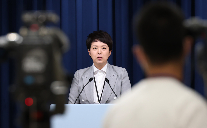  23일 오후 서울 용산 대통령실 청사에서 김은혜 홍보수석이 원/달러 환율 상승 등 현안에 대해 브리핑을 하고 있다. (사진=연합뉴스)
