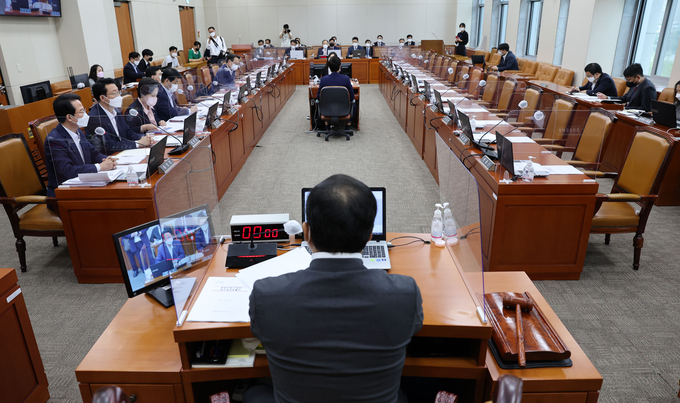 국회 기재위 류성걸 국민의힘 간사가 24일 서울 여의도 국회에서 야당 의원들이 불참한 가운데 열린 기획재정위원회 전체회의에서 의사진행 발언하고 있다. (사진=연합뉴스 제공)