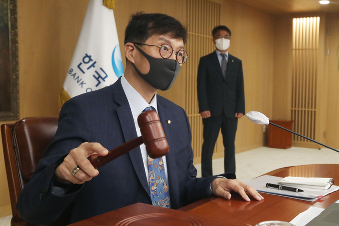 의사봉 두드리는 이창용 한국은행 총재. (사진=연합뉴스 제공)