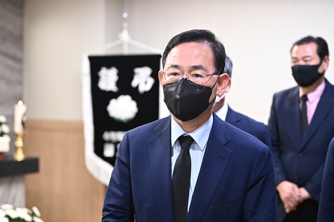 수원 세 모녀 조문 마치고 나오는 주호영. (사진=연합뉴스)