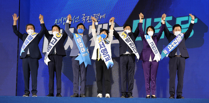 27일 고양 킨텍스에서 열린 더불어민주당 당 대표 및 최고위원 후보자 서울 합동 연설회에서 최고위원 후보들이 다같이 만세를 외치고 있다.(사진=연합뉴스 제공)