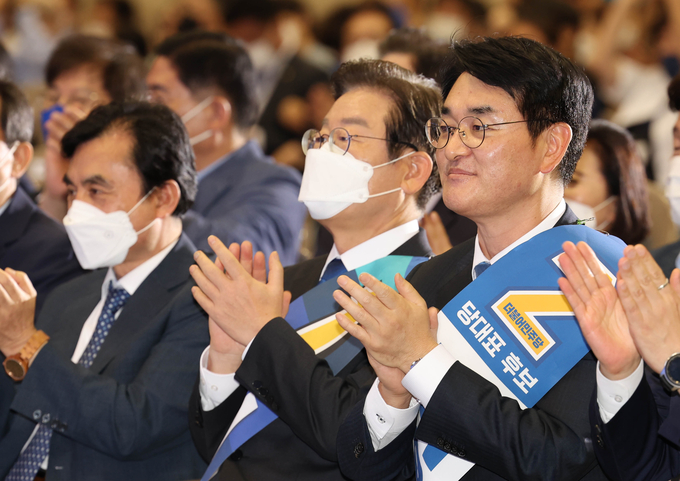 27일 경기 도양 킨텍스에서 열린 더불어민주당 당 대표 및 최고위원 후보자 서울 합동연설회에서 이재명, 박용진 후보가 박수를 치고 있다. (사진=연합뉴스 제공)