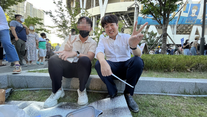 이준석 국민의힘 전 대표가 지난 27일 대구 북구 DGB 대구은행파크 중앙광장에서 열린 '대구 떡볶이 페스티벌'을 찾은 시민과 기념촬영하고 있다.