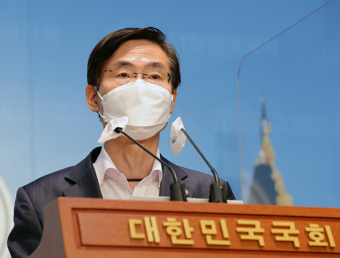 국민의힘 조경태 의원이 28일 서울 여의도 국회 소통관에서 권성동 원내대표의 사퇴와 현 지도부의 대승적 결단을 촉구하는 기자회견을 하고 있다. (사진=연합뉴스 제공)