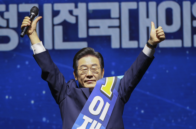 이재명 더불어민주당 의원이 28일 서울 송파구 올림픽 체조경기장에서 실시된 ‘8·28 전당대회’에서 당 대표로 확정됐다. (사진=연합뉴스 제공)