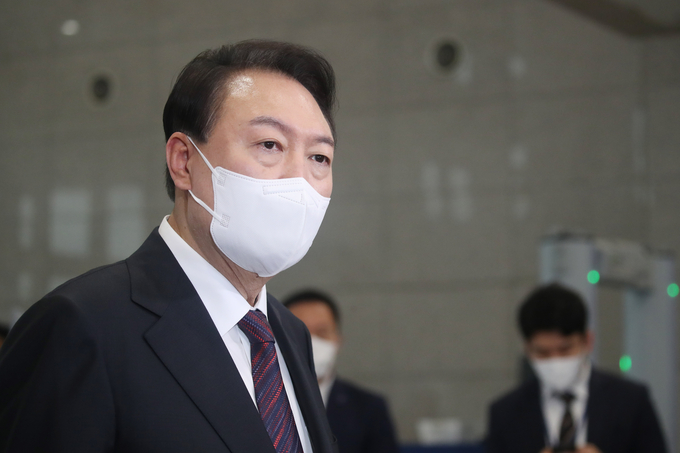 윤석열 대통령이 29일 오전 서울 용산 대통령실 청사로 출근하며 취재진의 질문에 답하고 있다.