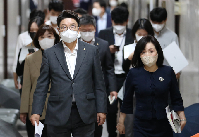 국민의힘 권성동 원내대표가 29일 서울 여의도 국회에서 열린 비상대책위원회의에 참석하고 있다. 오른쪽은 전주혜 비대위원. (사진=연합뉴스 제공)