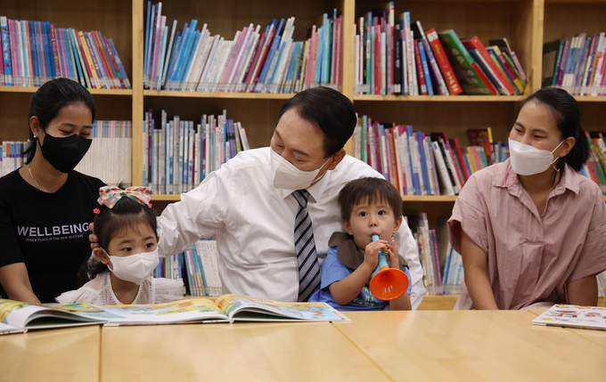 윤석열 대통령이 30일 오전 서울 구로구 가족센터를 방문, 공동육아나눔터 교육 현황과 내용에 대한 설명을 듣고 있다. (사진=연합뉴스)