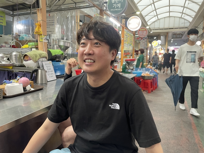 이준석 국민의힘 전 대표가 30일 오후 대구 동구 방촌시장을 찾아 시민들과 인사하고 있다.