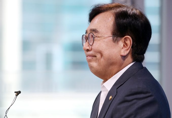 국민의힘 서병수 전국위원회 의장이 31일 오후 국회 소통관에서 전국위원회 의장직 사퇴를 밝히는 기자회견을 하고 있다. (사진=연합뉴스 제공)