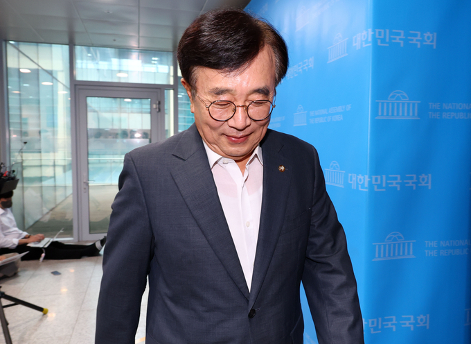 국민의힘 서병수 전국위원회 의장이 31일 오후 전국위원회 의장직 사퇴의사를 밝히고 국회 소통관을 나가고 있다. (사진=연합뉴스 제공)