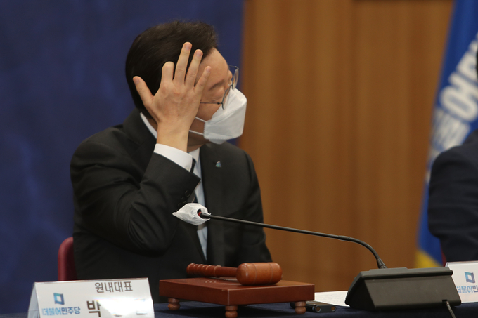 더불어민주당 이재명 대표가 2일 오전 광주 서구 치평동 김대중컨벤션센터에서 열린 최고위원회의에서 머리를 긁적이고 있다. (사진=연합뉴스 제공)