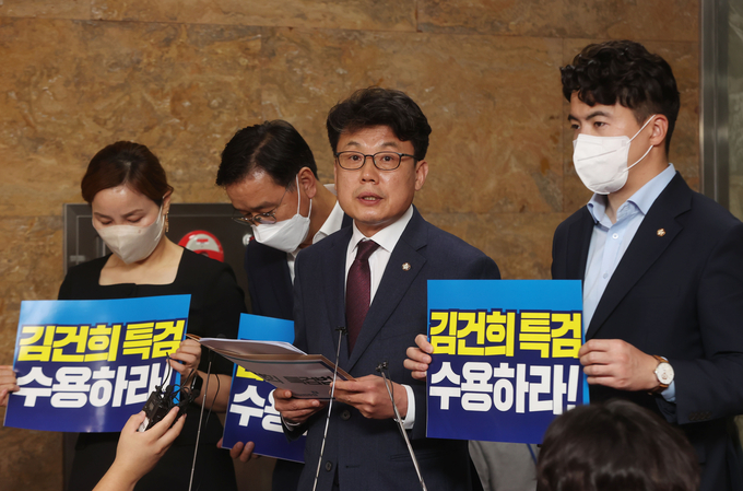 더불어민주당 진성준 원내수석부대표가 7일 오후 국회에서 의원총회를 마친 뒤 '김건희 특검법' 발의와 관련해 브리핑하고 있다. (사진=연합뉴스 제공)