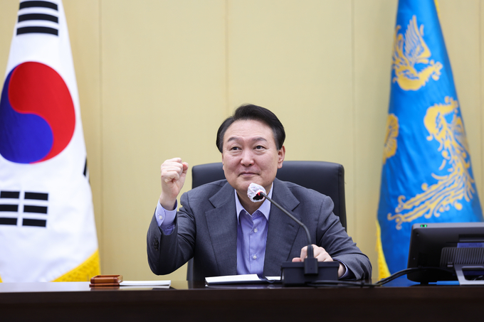 윤석열 대통령이 지난 10일 추석을 마이해 해외 파병 장병들과 영상통화를 하고 있다. (사진=연합뉴스 제공)