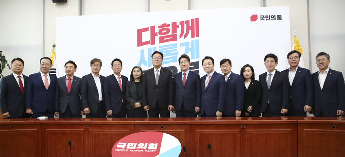 국민의힘 비상대책위원들은 14일 오전 국회에서 첫 비상대책위원회의를 열고 기념사진을 찍고 있다. (사진=연합뉴스 제공)