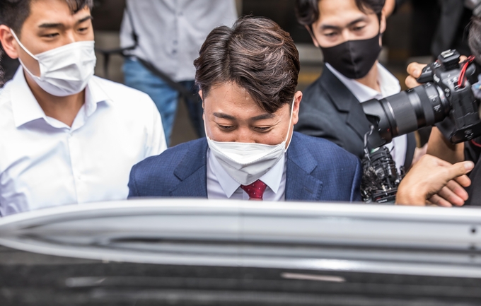 이준석 국민의힘 전 대표가 지난 14일 서울남부지방법원에서 열린 가처분 심문을 마친 뒤 웃으며 법원을 떠나고 있다. (사진=연합뉴스 제공)