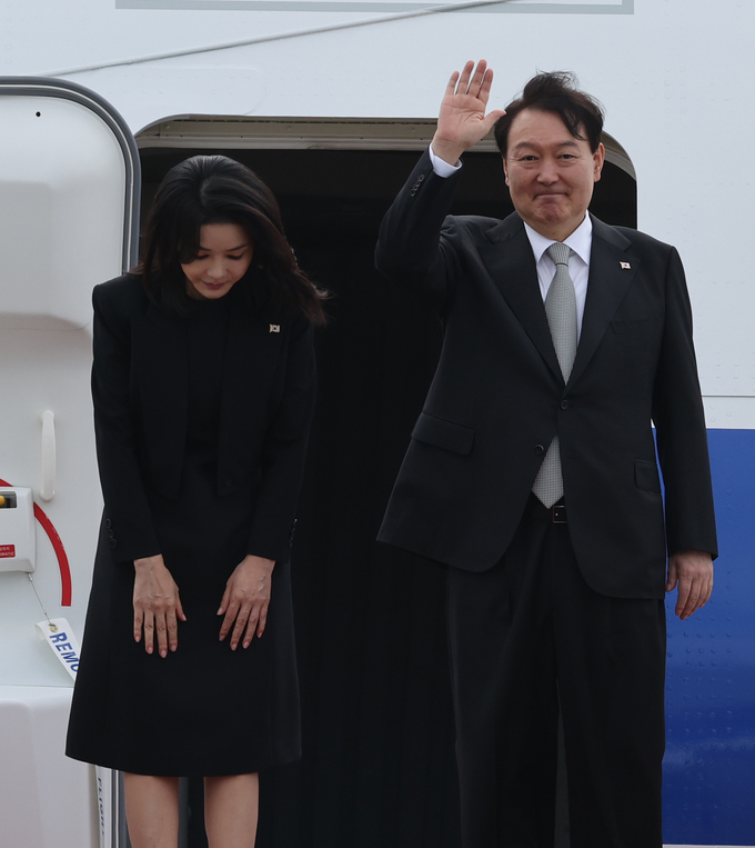 윤석열 대통령과 김건희 여사가 5박7일 일정으로 영국, 미국, 캐나다를 방문하기 위해 18일 오전 성남 서울공항에서 공군 1호기에 탑승, 손을 흔들고 있다. (사진=연합뉴스)