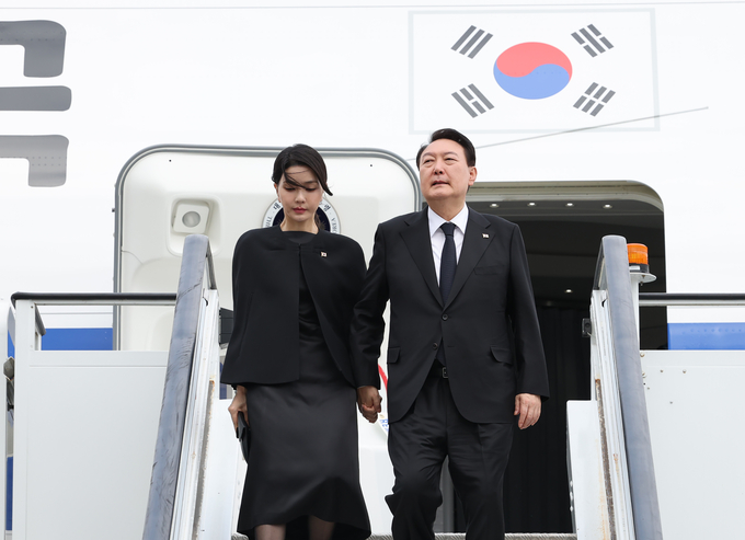 영국, 미국, 캐나다 순방에 나선 윤석열 대통령과 김건희 여사가 18일 오후(현지시간) 영국 런던 스탠스테드 국제공항에 도착, 공군 1호기에서 내리고 있다. (사진=연합뉴스 제공)