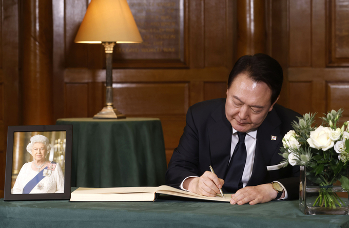 윤석열 대통령이 19일 영국 런던 웨스트민스터 사원에서 엄수된 엘리자베스 2세 여왕 장례식에 참석한 뒤 조문록을 작성하고 있다. (사진=연합뉴스 제공)