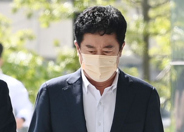 용인시장 시절 부동산 개발업체에 인허가 편의를 제공하고 제삼자를 통해 4억원 상당의 뇌물을 수수한 혐의로 재판에 넘겨진 국민의힘 정찬민 의원이 22일 오후 경기도 수원시 영통구 수원지방법원에서 열린 1심 선고공판에 출석하고 있다. (사진=연합뉴스)