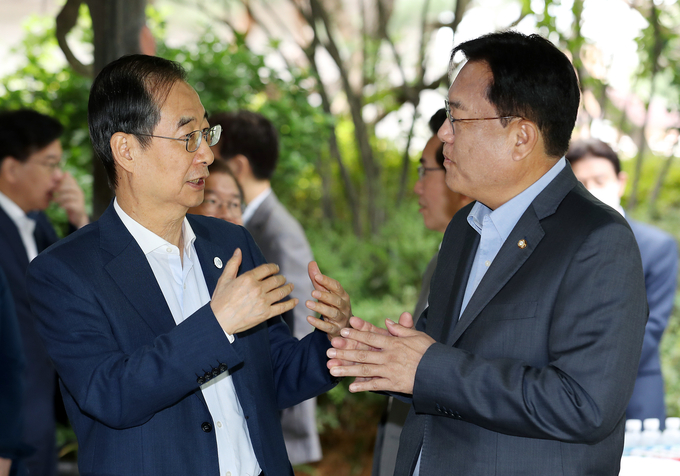 한덕수 국무총리와 국민의힘 정진석 비상대책위원장이 25일 서울 종로구 총리공관에서 열린 제4차 고위당정협의회에서 대화하고 있다. (사진=연합뉴스 제공)