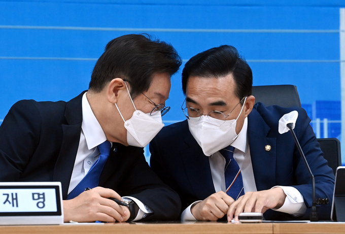 귀엣말 나누는 이재명·박홍근
