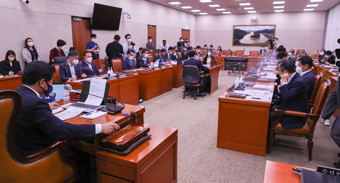 지난 26일 서울 여의도 국회에서 열린 농림축산식품해양수산위원회 전체회의에서 소병훈 위원장이 의사봉을 두드리고 있다. (사진=연합뉴스 제공)