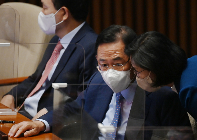 주호영 국민의힘 원내대표가 28일 서울 여의도 국회에서 열린 본회의에서 동료 의원과 대화하고 있다. (사진=연합뉴스)