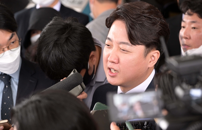 이준석 전 국민의힘 대표가 지난달 26일 서울남부지방법원에서 가처분 심문 마친 뒤 취재진 질문에 답하고 있다. (사진=연합뉴스)