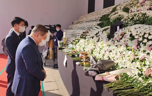 한국교회총연합(한교총) 전 대표회장 소강석 목사가 31일 서울광장에 마련된 '이태원 참사' 합동분향소에서 참배하고 있다. (사진=새에덴교회 제공/연합뉴스) 