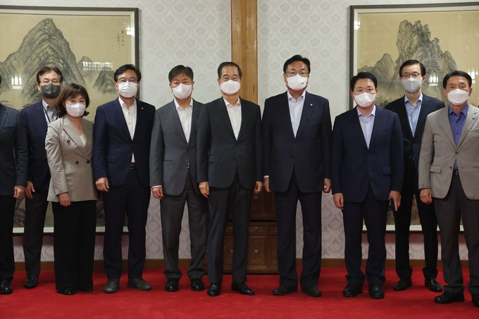국민의힘과 정부, 대통령실이 국회 국정감사를 하루 앞둔 3일 서울 종로구 총리공관에서 여당인 국민의힘 지도부와 고위 당정협의회를 열었다. (사진=연합뉴스 제공)