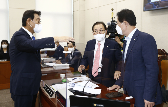 5일 서울 여의도 국회에서 실시된 국회 행정안전위원회 국정감사 중 이채익 행안위원장과 국민의힘 이만희·민주당 김교흥 행안위 간사가 대화하고 있다. (사진=연합뉴스 제공)